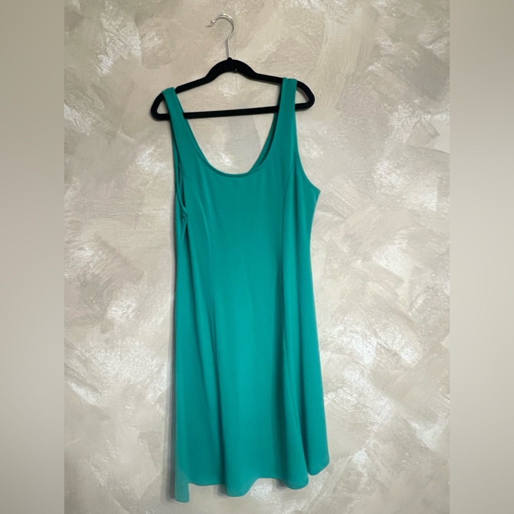 Green dress falls above knee size large